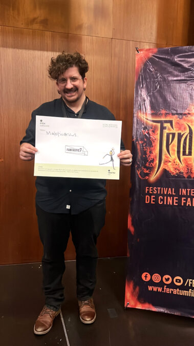 Antonio Gäehd con su reconocmiiento de ganador del Pitch Fantastico en el FICG 2023