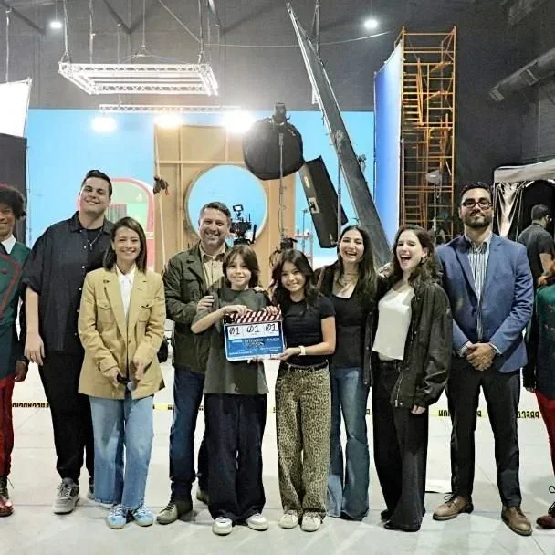 El guionista y director Gabriel Guzmán y parte del elenco de OPERACIÓN TRINEO.