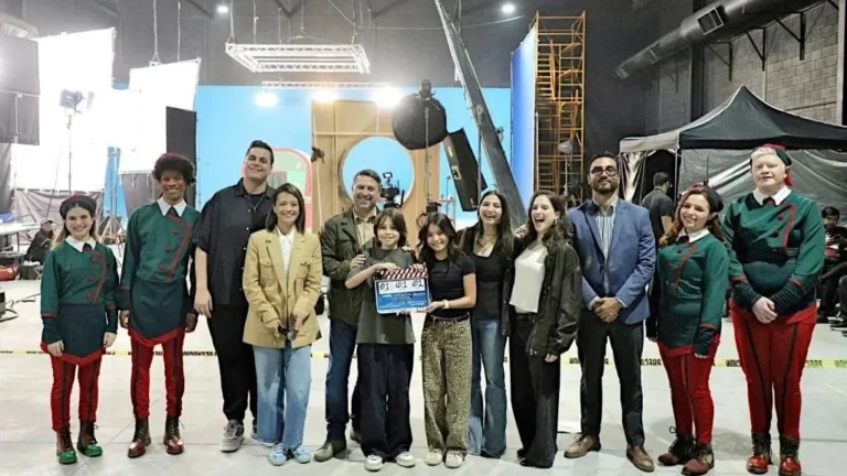 El guionista y director Gabriel Guzmán y parte del elenco de OPERACIÓN TRINEO.